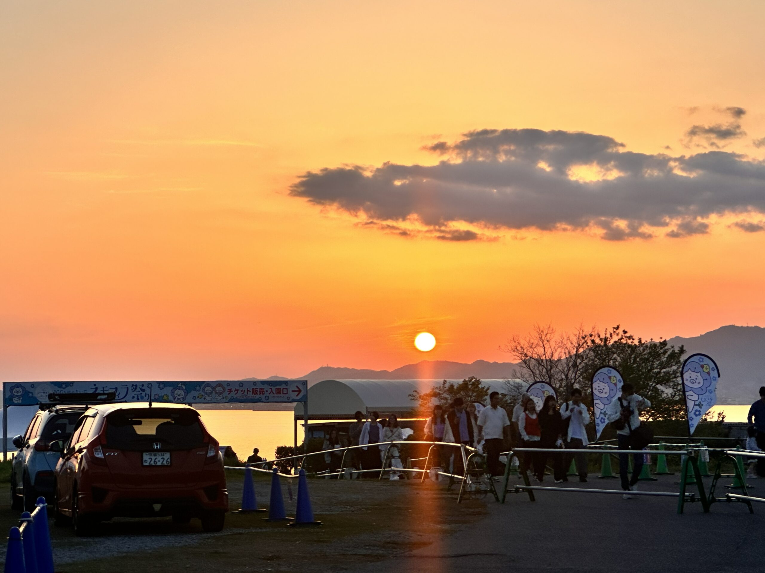 舞洲 夕日 人シルエット 夕暮れ