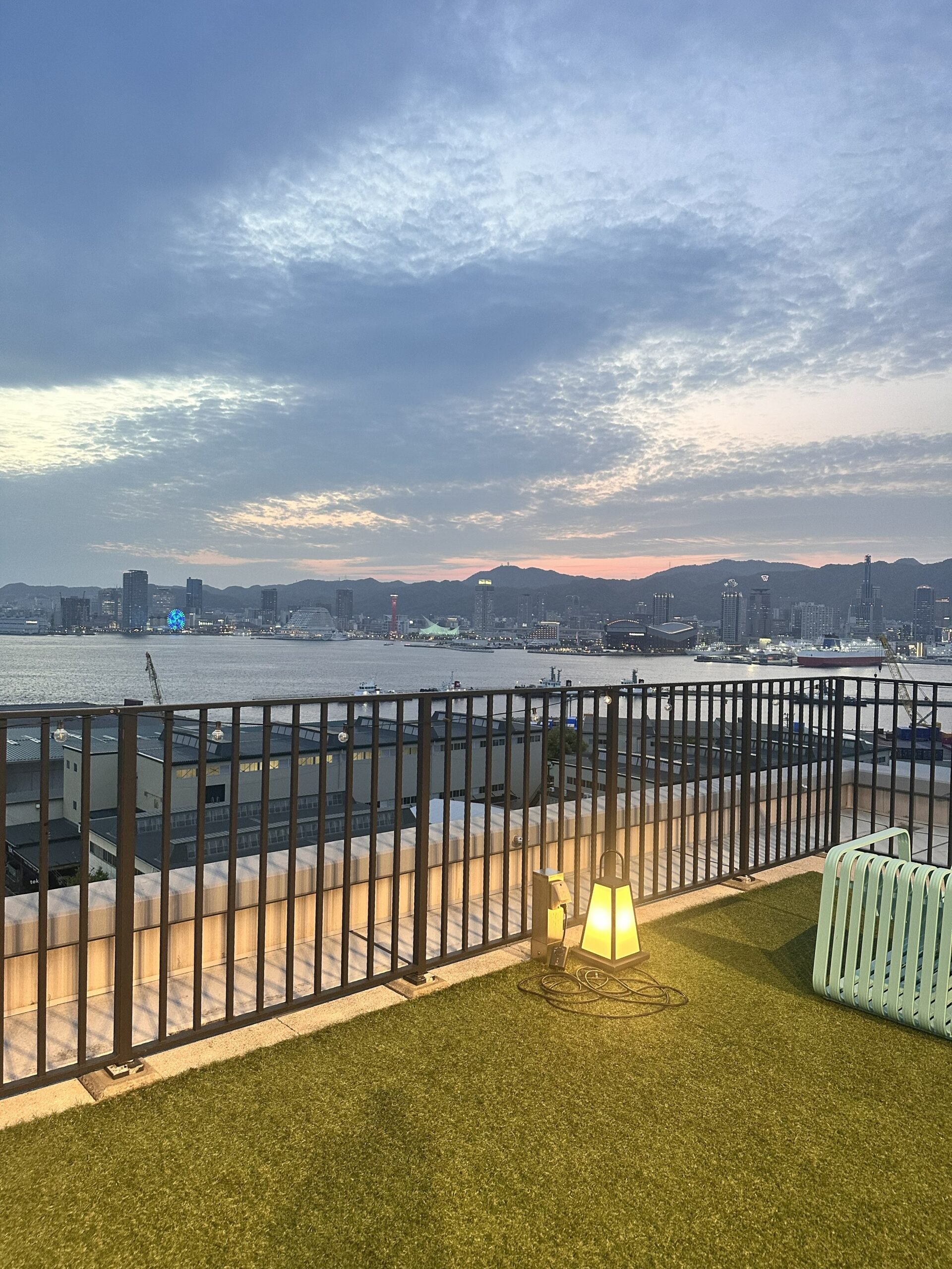 センチュリオンホテル ヴィンテージ神戸 屋上テラス 夕暮れ 神戸港 夜景
