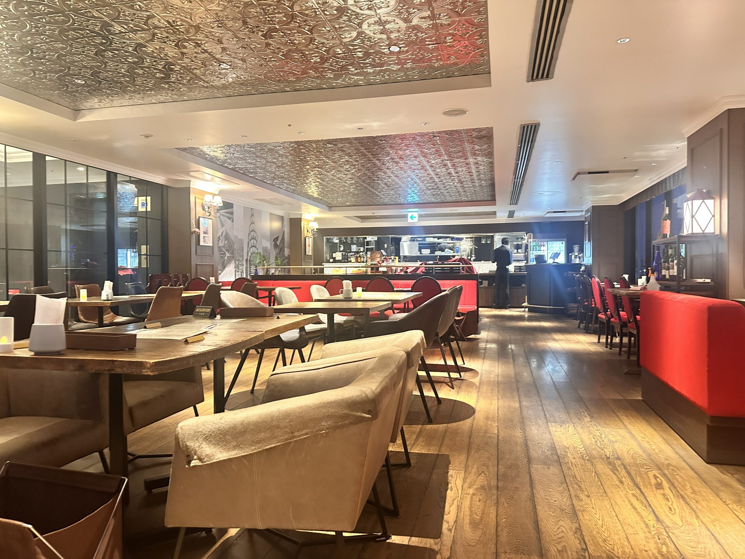 Seafood dining 1932 レストラン内観 赤いソファ 装飾天井 神戸夜景