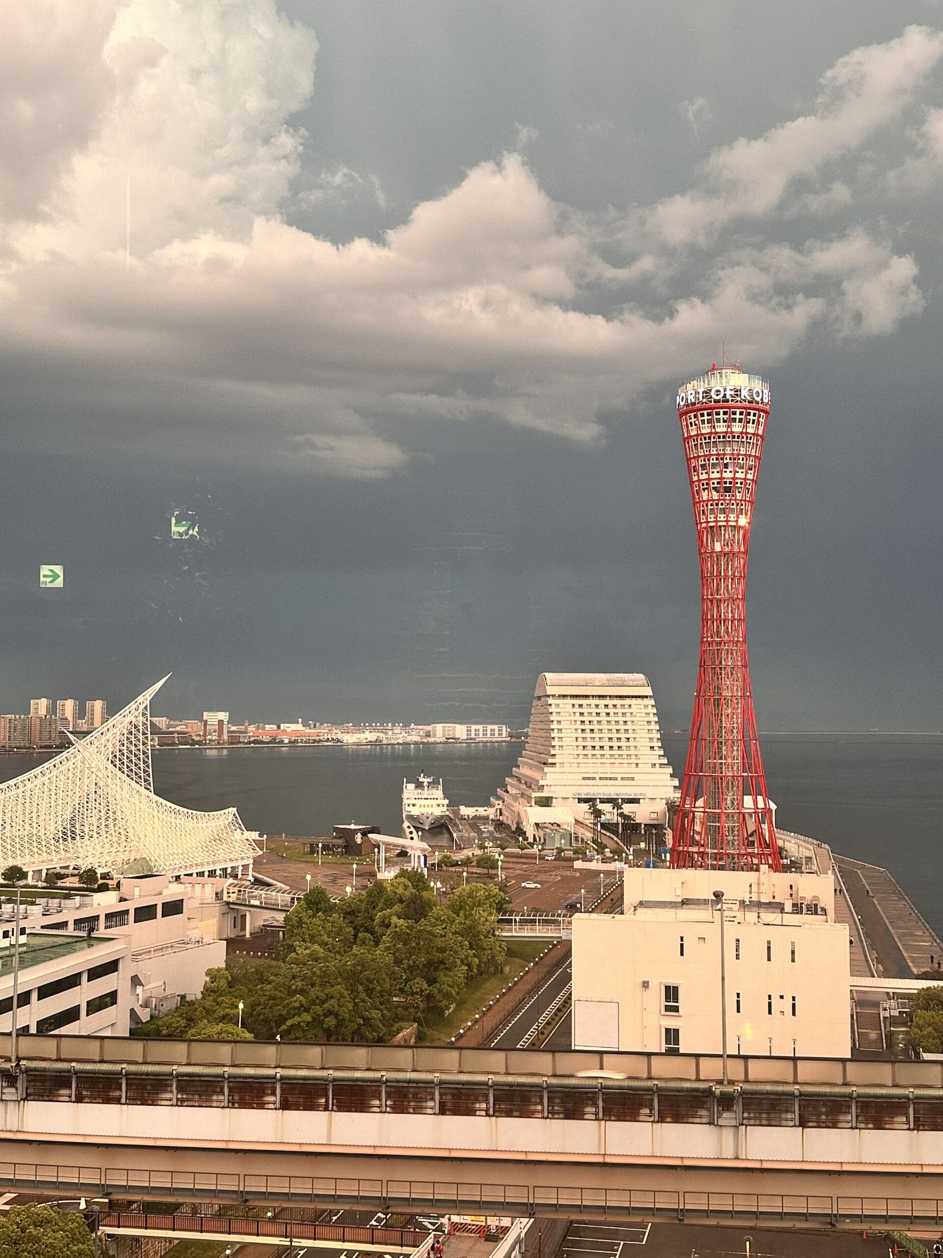 神戸ポートタワーホテル レストラン HIDE OUT 夕方の神戸の景色